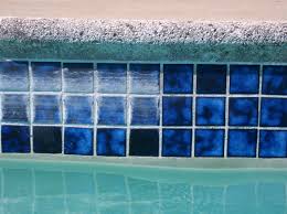 Scottsdale, AZ pool contractors clean pool tiles